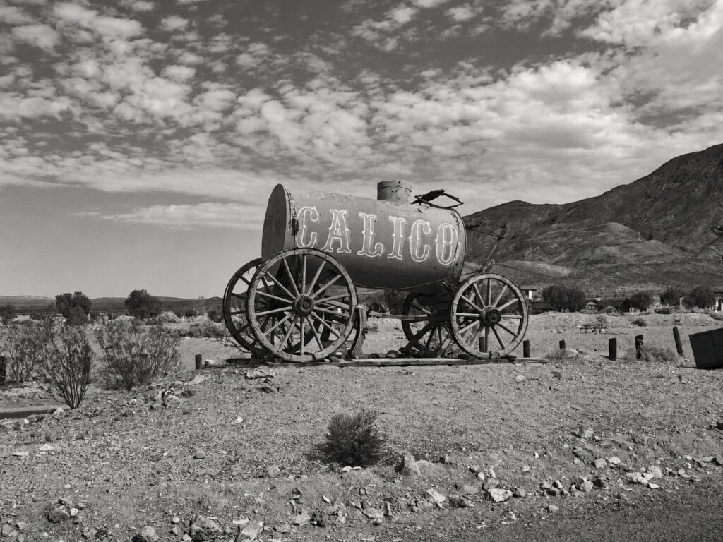 An old wagon in Calico recalls the Californian mining town’s past, now presented through preserved buildings and objects for visitors.