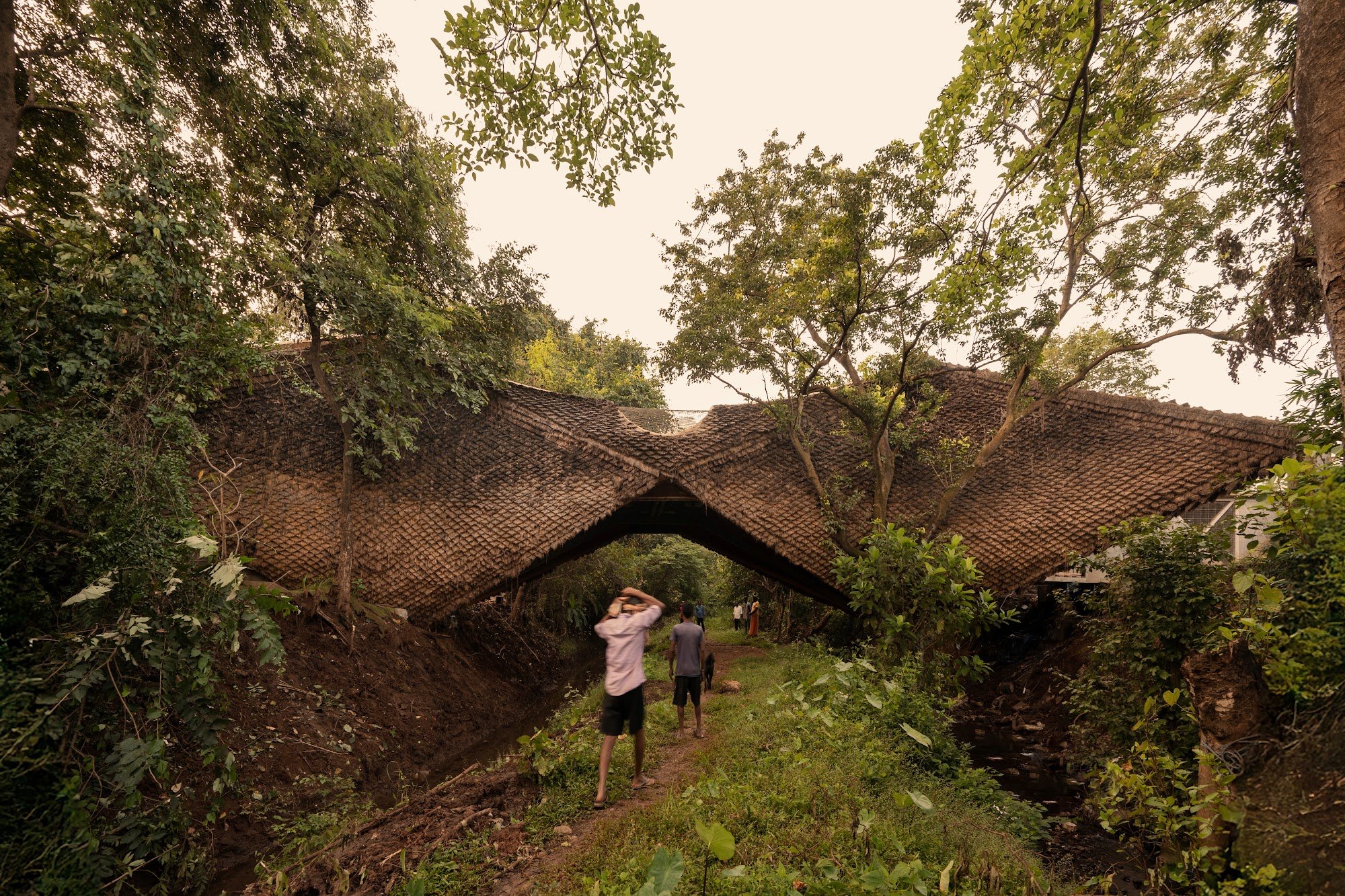 Bridge House by Wallmakers: the thatch-and-mud suspension bridge spanning the gorge at Karjat