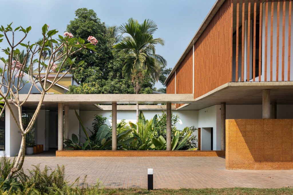 Single-storey wings wrap around landscaped courts. Photo: Turtle Arts Photography