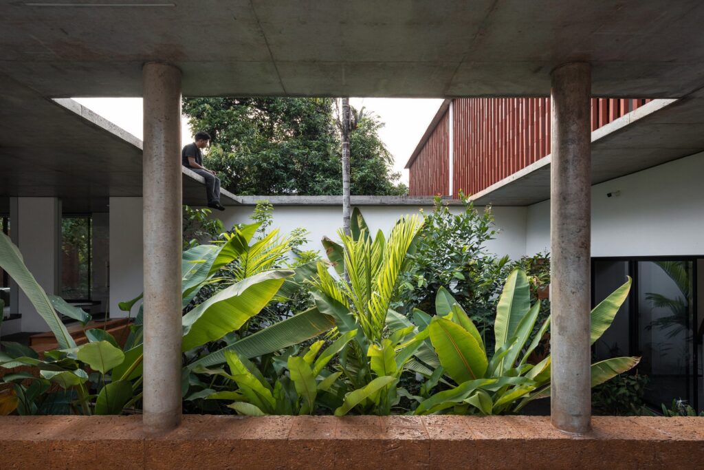 A colonnaded courtyard planted with tropical foliage. Photo: Turtle Arts Photography